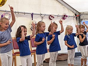 Kinder auf der Bühne des 60-Jahre Sommerfests des Hufeland-hauses